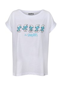 Hvid kortærmet t-shirt med blå tegneserie Smølfene, der går. Designet inkluderer sorte konturer og teksten "the SMURFS" under figurerne.