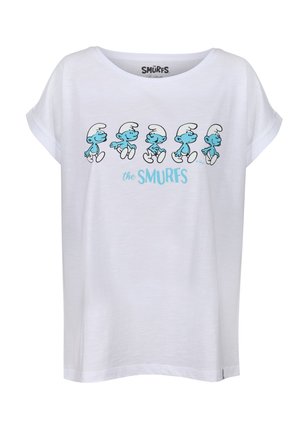 Vit T-shirt med kort ärm som visar blåa tecknade Smurfar som går. Designen inkluderar svarta konturer och texten "de SMURFAR" under karaktärerna.