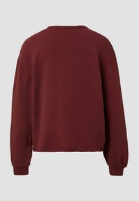 Felpa a maniche lunghe color bordeaux con polsini a coste e scollo rotondo, vista da dietro su uno sfondo neutro.