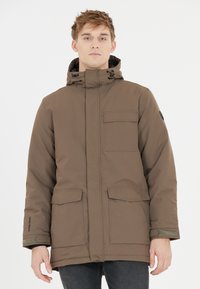 Brun isolerad jacka med dragkedja framtill, justerbar huva och fyra fickor; har ett strukturerat tyg och kontrasterande gröna detaljer.