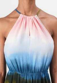 Suknelė su halter kaklu, kuri pasižymi gradientiniu dizainu rožinėje, mėlynoje ir žalioje spalvose, su susirinkusia apykakle ir elastingais juosmens elementais, užtikrinančiais laisvą prigludimą.