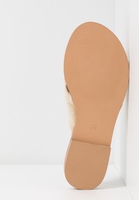 Semelle de sandale tissée beige avec une base en caoutchouc lisse, brun clair, présentant une texture côtelée horizontale et la taille 37 marquée sur la partie inférieure.