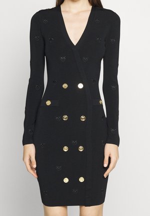 Czarna dopasowana sukienka z długim rękawem, dekoltem w serek, podwójnymi złotymi guzikami i subtelnymi haftowanymi wzorami na tkaninie.