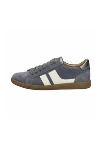 Sneaker in suede grigia con strisce bianche, puntale tondo, suola in gomma testurizzata e dettagli in pelle grigia sul tallone e nell'area dei lacci.