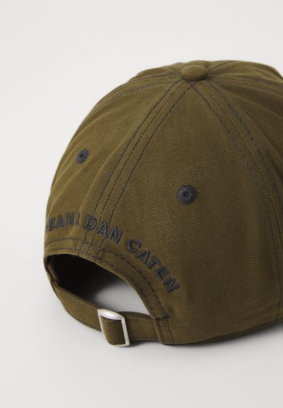 Gorra de algodón verde oliva con visera curvada, que presenta el texto bordado "DAN CATEN" en la parte posterior, correa ajustable con hebilla de metal.