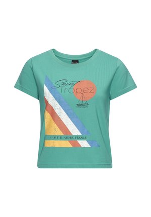 Teal gekürztes T-Shirt mit bunten diagonalen Streifen, roter Sonne, Segelboot-Grafik und dem Text "Saint Tropez Côte d'Azur, Frankreich" auf der Vorderseite.