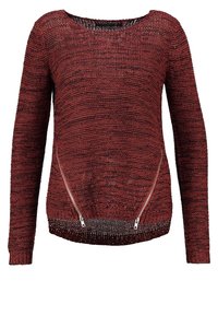 Pull en tricot bordeaux à manches longues, col en scoop et tricot ouvert. Présente deux zips argentés sur les côtés et des poignets et un ourlet côtelés.