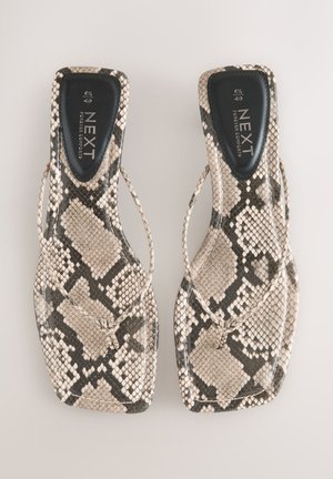 Japanke sa uzorkom zmijske kože u bež i crnoj boji, s teksturiranom površinom, elegantnim dizajnom i minimalnim trakama za udobno prianjanje.