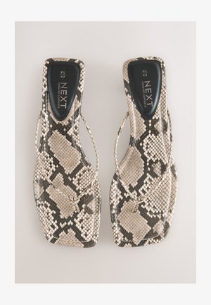 Tongs à imprimé serpent en beige et noir, présentant une surface texturée, un design élégant et des brides minimales pour un confort optimal.