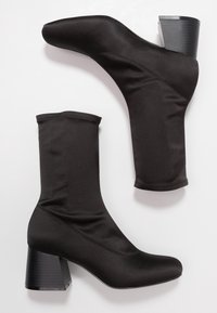 Monki Klassiset nilkkurit - black
