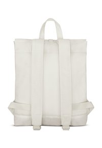 Fehér vászon hátizsák állítható vállpántokkal, felső fogantyúval és minimalista dizájnnal. Simább, egységes textúrával rendelkezik.