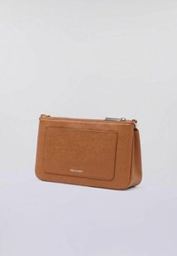 Clutch in ecopelle marrone con texture liscia, chiusura con zip, tasca frontale e branding minimale. Design compatto con bordi arrotondati.