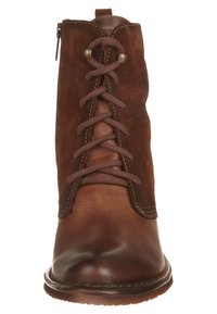 Botín de cuero marrón con parte superior de ante, cierre con cordones en la parte delantera y cremallera en el costado. Punta redonda y acentos cosidos en la suela.