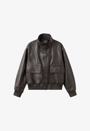 Brązowa skórzana kurtka z wysokim kołnierzem, zapinana z przodu na guziki, z dwoma dużymi naszywanymi kieszeniami. Ściągacze na rękawach i u dołu, gładka faktura.