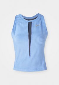 Top senza maniche di un azzurro chiaro con texture a coste, dotato di uno spacco frontale e di un interno di colore scuro. Logo Nike in argento sul petto.