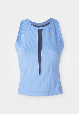 Hellblaues ärmelloses Oberteil mit geripptem Textur, das einen vorderen Schlitz und ein dunkles Innenfutter hat. Silbern gefärbtes Nike-Swoosh-Logo auf der Brust.