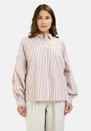 Gestreifte Bluse aus weißer und karminroter Baumwolle mit Knopfleiste, Kragen und voluminösen Ärmeln. Lässiger Schnitt mit entspanntem Silhouette.
