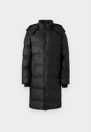 Melna pūkaina jaka ar augstu apkakli, pilna garuma rāvējslēdzēju un sānu kabatām. Iespējamie polsterēti iedaļi un ribotas aproces. Gluda, spīdīga auduma.