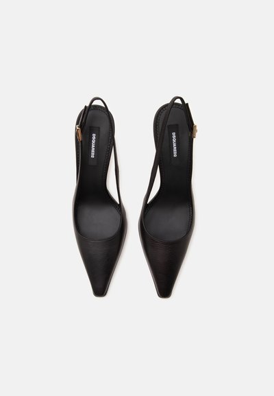 Ζευγάρι μαύρες μυτερές γόβες slingback με λεπτές λουράκια και χρυσές αγκράφες, με το λογότυπο Dsquared2 στην εσωτερική σόλα.
