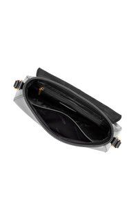 Borsa a mano rettangolare con esterno in pelle grigia, patta in suede nera, accessori in tonalità oro e un ampio interno in tessuto nero dotato di tasche.