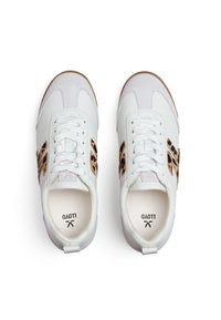 Sneaker bianche in pelle con accenti in suede beige, dotate di un design a stampa leopardata sui lati e lacci bianchi. Suola in gomma marrone chiaro.
