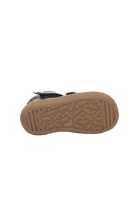 Sandalo in tessuto nero con due cinturini regolabili in velcro e suola in gomma con un motivo testurizzato per una migliore aderenza.