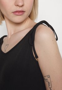 Even&Odd Robe longue - black