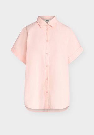 Hellrosa kurzärmeliges Hemd mit Knopfleiste, klassischem Kragen, geradem Saum und Markenetikett am Halsinnenseite.
