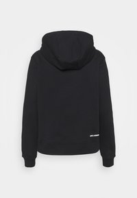 Sudadera negra con mangas largas y capucha, pequeño logo blanco "Karl Lagerfeld" cerca del dobladillo inferior en la parte posterior.