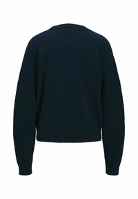 Jūras zila adīta džemperis ar brīvu piegriezumu, nokritušām plecu piedurknēm, ribotām aprocēm un apakšmalu. Gluda tekstūra, viegla konstrukcija.