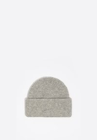 Szara wełniana czapka typu beanie z prążkowanym wzorem i złożonym manszetem. Tkanina wydaje się miękka i ciepła, idealna na zimną pogodę.