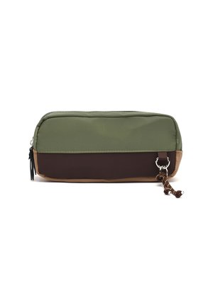 Obdélníkové pouzdro s olivově zelenými a tmavě hnědými panely, s okraji v barvě světle hnědé kůže, uzavírání na zip a ozdobnou hnědou smyčkou z kordu na kovovém kroužku.