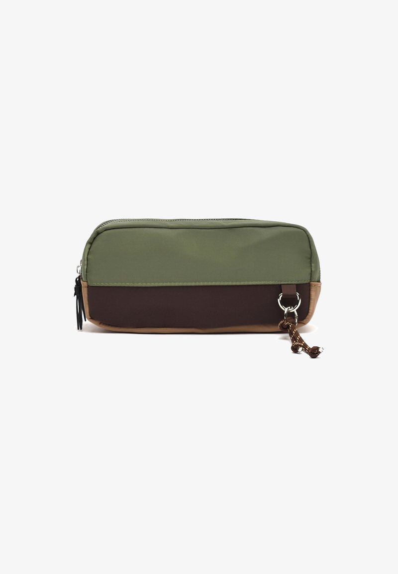 Prostokątny woreczek z oliwkowozielonymi i ciemnobrązowymi panelami, brązowymi krawędziami, zamkiem błyskawicznym oraz dekoracyjną pętlą z brązowego sznurka na metalowym pierścieniu.