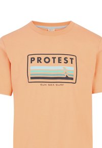 Šviesiai persikų spalvos t-shirt su trumpomis rankovėmis ir apvaliu iškirpimu. Ant jo yra grafika su užrašu 'PROTEST' ir bangų motyvais mėlyna ir žalia spalvomis. Pagamintas iš lengvos medvilnės.