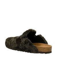 Chlupaté tmavě zelené pantofle na nazutí s texturovaným svrškem a hnědým akcentním páskem. Podešev z korku s tvarovaným designem pro pohodlí.