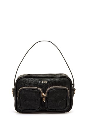 Bolso de hombro de cuero negro texturizado con dos bolsillos frontales con cremallera y una correa delgada, con el logo pequeño dorado de "mtng".