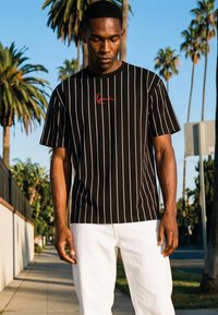 Karl Kani SMALL SIGNATURE PINSTRIPE - Nyomott mintás póló - black/white