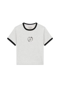 Szary t-shirt z krótkim rękawem, z czarnym prążkowanym kołnierzem i mankietami. Z przodu znajduje się małe czarne logo z nadrukiem kwiatowym.