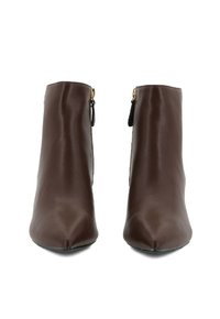 Stivaletti alla caviglia in finta pelle marrone con punta affusolata, chiusura con zip laterale e una texture liscia. Design con tacco medio per una maggiore elevazione.