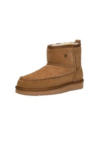 Tan suede enklaars met een zachte binnenvoering, decoratieve stiksels rond de basis en een rubberen zool voor grip.