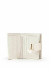 Billetera de cuero color crema con múltiples compartimentos para tarjetas, cierre a presión y un charm en forma de corazón en tono dorado. Textura suave.