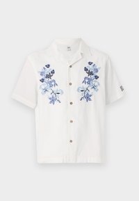 Cămașă albă cu mânecă scurtă, decorată cu broderie florală albastră, butoane maro pe toată lungimea frontală și un design de guler relaxat.