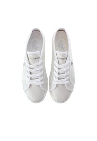 Vita glittriga sneakers med en slät, texturerad yta, som har vita snören, rund tå och en diskret logotyp på sidan.