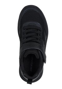 Schwarzer Sportschuh mit Obermaterial aus Mesh-Gewebe, Gummisohle, verstellbarem Riemen und Schnürsenkeln. Verfügt über weiche Polsterung und einen Zuglasche an der Ferse.