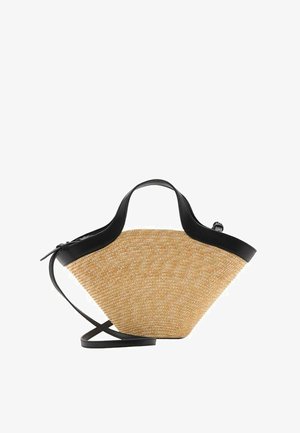 Kleine beige gewebte Handtasche mit breiter dreieckiger Form, schwarzem Lederbesatz, kurzen Griffen und einem dünnen langen Riemen.
