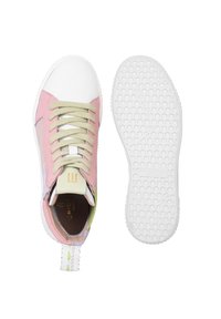 Sneaker multicolore con tomaia in pelle rosa, suola in gomma bianca e lacci verdi. Presenta una suola testurizzata e un'etichetta sul tallone a forma di anello.