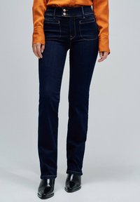 Jeans de tiro alto azul oscuro con un corte ajustado, que cuentan con dos bolsillos frontales, costura visible y detalles en botones plateados.