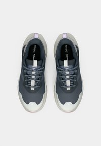 Ναυτικό μπλε και γκρι αθλητικά παπούτσια με υφασμάτινο άνω μέρος, επενδυμένο γιακά, λευκά κορδόνια και ανοιχτόχρωμη σόλα με διακριτική ροζ λεπτομέρεια.