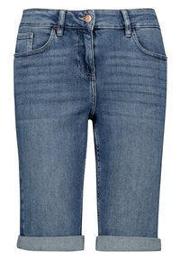 Shorts de mezclilla en azul claro con un lavado desgastado, cinco bolsillos, cierre de botón frontal y puños doblados en el dobladillo.