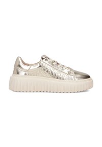 Metaliczne złote sneakersy z teksturowanym wzorem, okrągłym noskiem i wyściełaną białą podeszwą. Zawierają sznurowadła i niski profil.